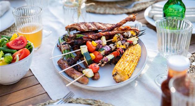 Grillen im Garten - Gemüsespieße und Fleisch