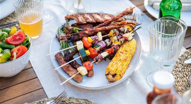 Grillen im Garten - Gemüsespieße und Fleisch