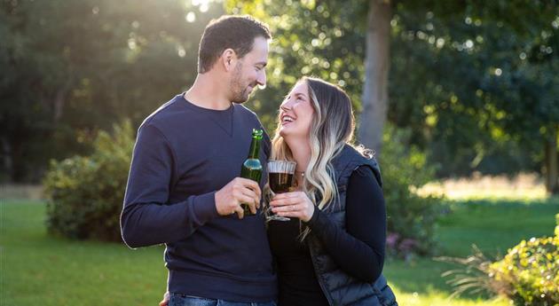 Grillen im Garten - Paar mit Getränken