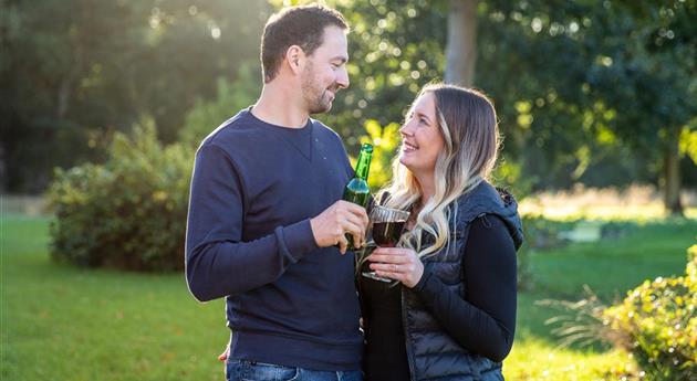 Grillen im Garten - Paar mit Getränken