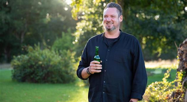 Grillen im Garten - Mann mit Bier