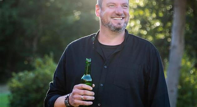 Grillen im Garten - Mann mit Bier