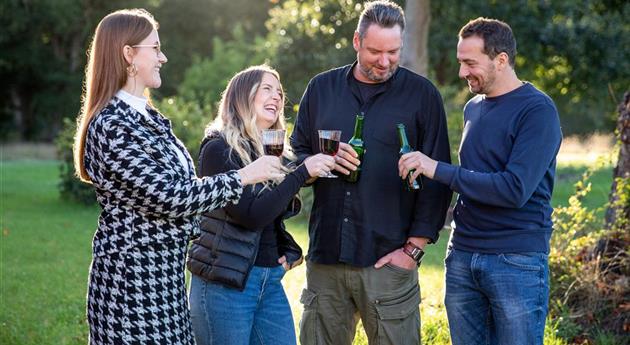 Grillen im Garten - Freunde stoßen an