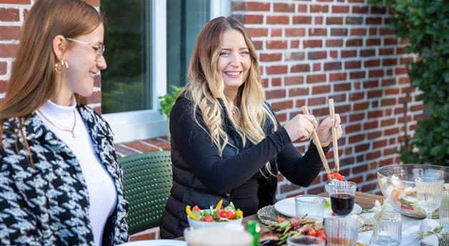 Grillen im Garten - Frau am Esstisch