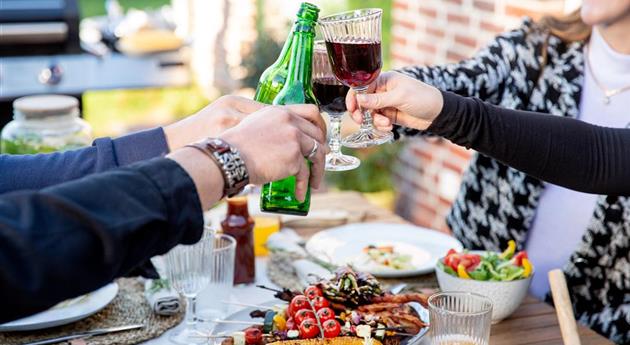 Grillen im Garten - anstoßen mit Bier und Wein