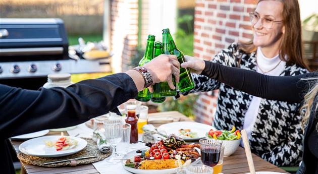 Grillen im Garten - anstoßen mit Bier