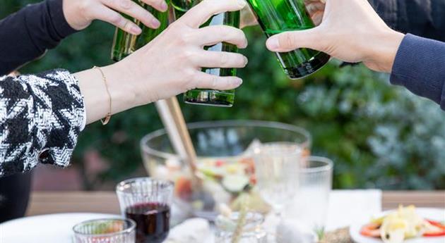 Grillen im Garten - anstoßen mit Bier