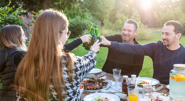 Grillen im Garten - anstoßen mit Bier