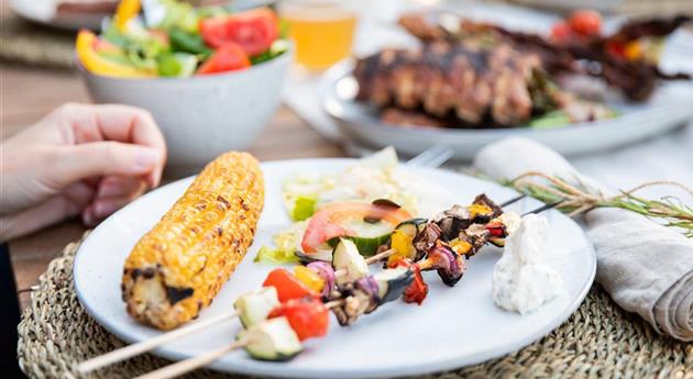 Grillen im Garten - Teller mit Gemüse