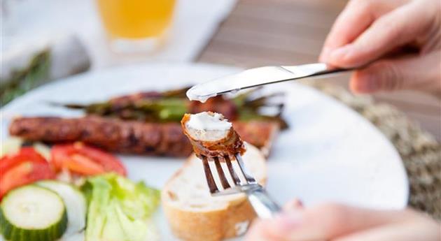 Grillen im Garten - Bratwurst