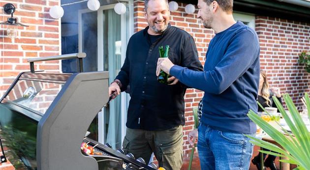 Grillen im Garten - Freunde am Grill