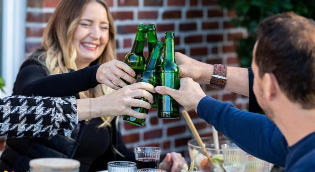 Grillen im Garten - Freunde am Esstisch