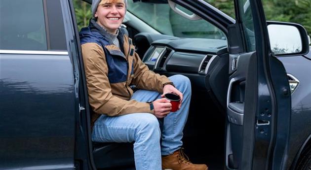 Tannenbaum schlagen - Junge im Auto