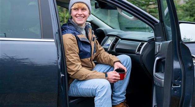 Tannenbaum schlagen - Junge im Auto