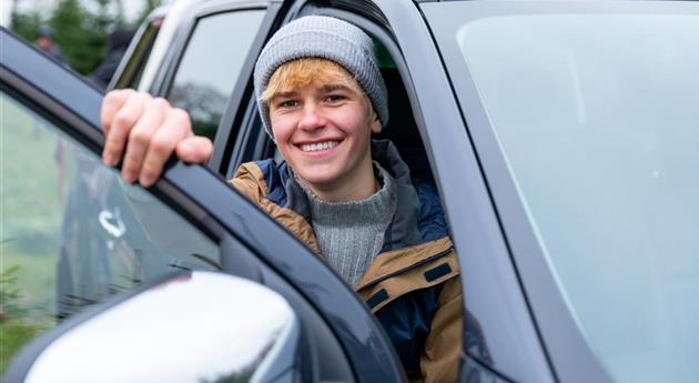 Tannenbaum schlagen - Junge im Auto