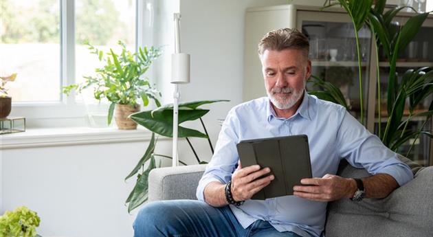 Homeoffice - Mann mit Tablet