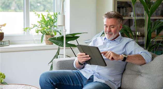 Homeoffice - Mann mit Tablet