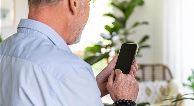 Homeoffice - Mann mit Handy