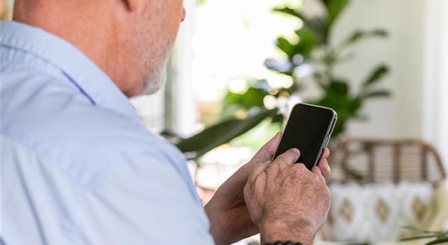 Homeoffice - Mann mit Handy