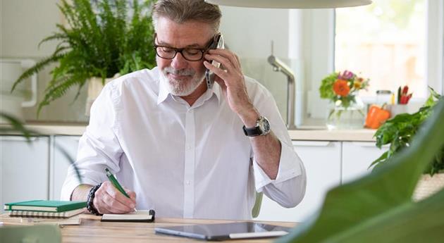 Homeoffice - Mann mit Handy