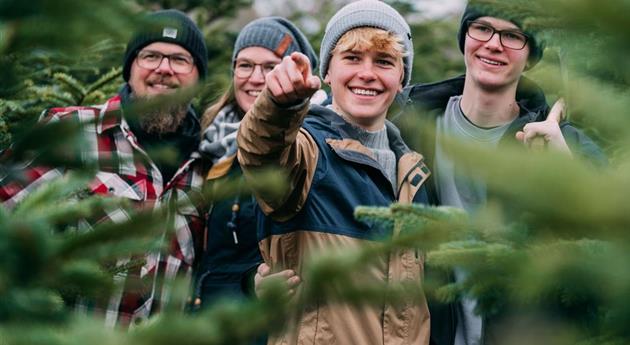 Weihnachtsbaum schlagen mit der Familie